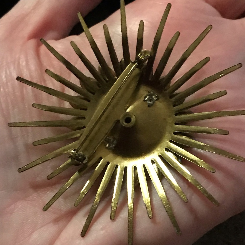 Vintage gold tone starburst brooch - Picture 3 of 3